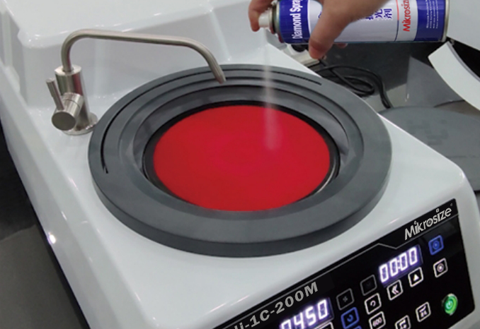 均匀喷在抛光布上面